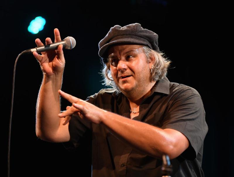 Une étagère en bois remplie de CD de musique classique, classés avec soin par compositeur et par interprète, mettant en valeur la diversité du répertoire français et international, avec quelques livres sur l’histoire de la musique pour compléter l’ambiance studieuse et passionnée d’une collection personnelle